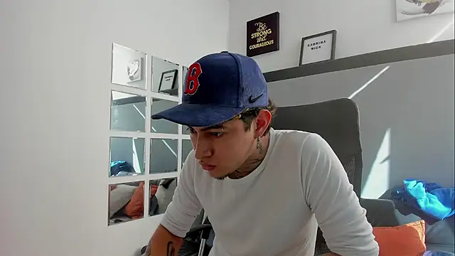 Snapshot of Sky_Wild chatting on October 25, 8:14 pm Sky Wild online show from October 25, 8:14 pm