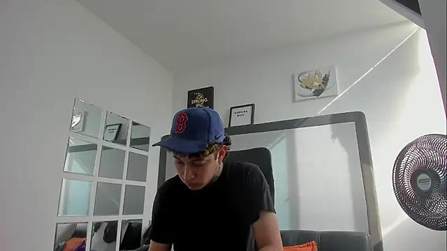 Snapshot of Sky_Wild chatting on October 27, 8:13 pm Sky Wild online show from October 27, 8:13 pm