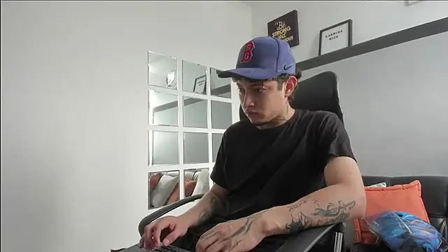 Snapshot of Sky_Wild chatting on October 30, 8:20 pm Sky Wild online show from October 30, 8:20 pm