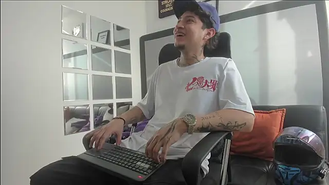 Snapshot of Sky_Wild chatting on October 31, 8:43 pm Sky Wild online show from October 31, 8:43 pm