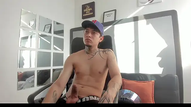 Snapshot of Sky_Wild chatting on November 4, 8:41 pm Sky Wild online show from November 4, 8:41 pm