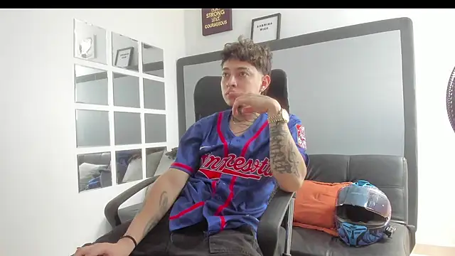 Snapshot of Sky_Wild chatting on November 6, 8:32 pm Sky Wild online show from November 6, 8:32 pm