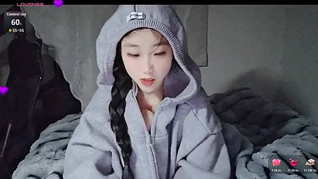 Snapshot of hyp0crite chatting on November 17, 12:33 pm hyp0crite online show from November 17, 12:33 pm