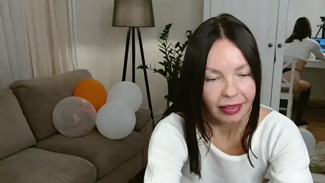 Snapshot of LittleNicolee chatting on November 5, 8:09 pm LittleNicolee online show from November 5, 8:09 pm