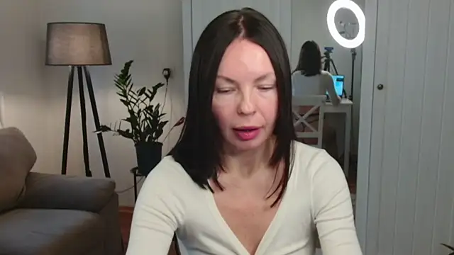 Snapshot of LittleNicolee chatting on November 11, 12:05 pm LittleNicolee online show from November 11, 12:05 pm