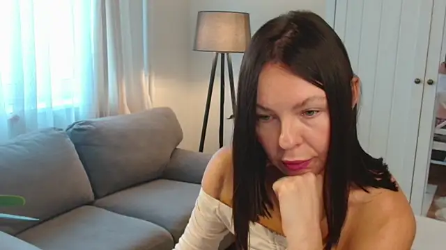 Snapshot of LittleNicolee chatting on November 21, 10:36 am LittleNicolee online show from November 21, 10:36 am