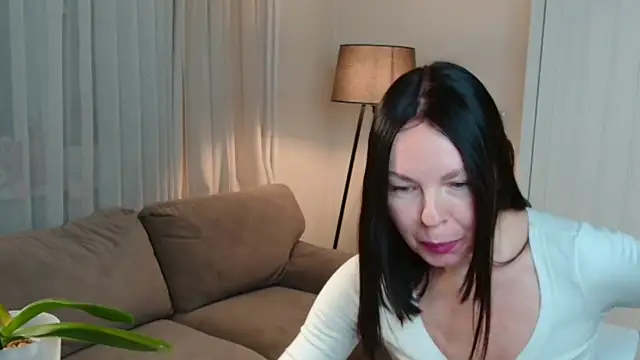 Snapshot of LittleNicolee chatting on December 5, 6:37 pm LittleNicolee online show from December 5, 6:37 pm