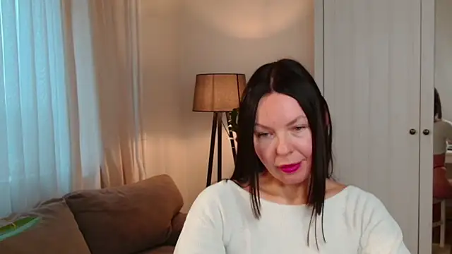 Snapshot of LittleNicolee chatting on December 15, 1:04 pm LittleNicolee online show from December 15, 1:04 pm