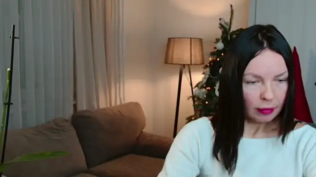 Snapshot of LittleNicolee chatting on December 17, 3:40 pm LittleNicolee online show from December 17, 3:40 pm