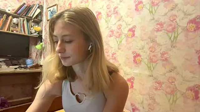 Snapshot of AmeliLia chatting on December 18, 4:02 pm AmeliLia online show from December 18, 4:02 pm