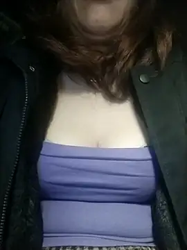 YiyinLy online show from December 19, 8:05 pm