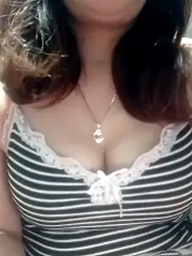 YiyinLy online show from March 11, 9:04 am