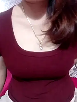 YiyinLy online show from April 12, 12:10 pm