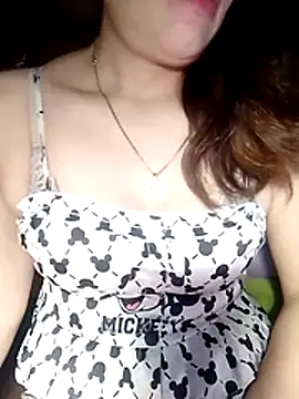 YiyinLy online show from April 17, 9:18 pm