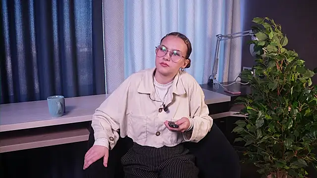 Snapshot of KrisWaller chatting on October 14, 9:32 am KrisWaller online show from October 14, 9:32 am