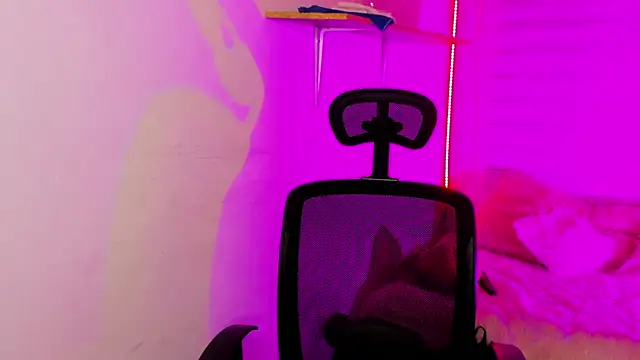 Emily Lindey online show from November 18, 3:23 am