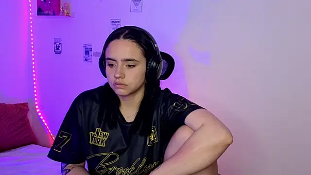 Emily Lindey online show from April 6, 4:46 am