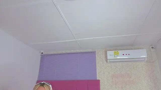 lily and wan online show from October 19, 8:26 am