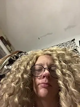 Snapshot of queenkelly1234 chatting on October 29, 3:14 pm queenkelly1234 online show from October 29, 3:14 pm