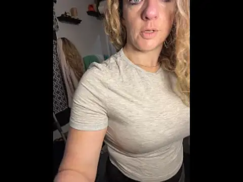 Snapshot of queenkelly1234 chatting on November 23, 7:46 pm queenkelly1234 online show from November 23, 7:46 pm