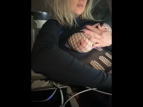 Snapshot of queenkelly1234 chatting on November 29, 4:48 am queenkelly1234 online show from November 29, 4:48 am