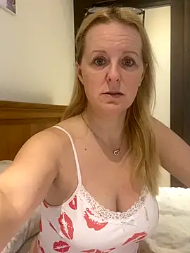 Snapshot of madamlillyrose chatting on November 7, 10:59 am madamlillyrose online show from November 7, 10:59 am