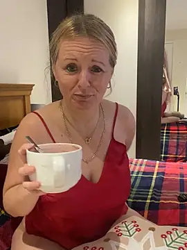 madamlillyrose online show from December 16, 9:03 am