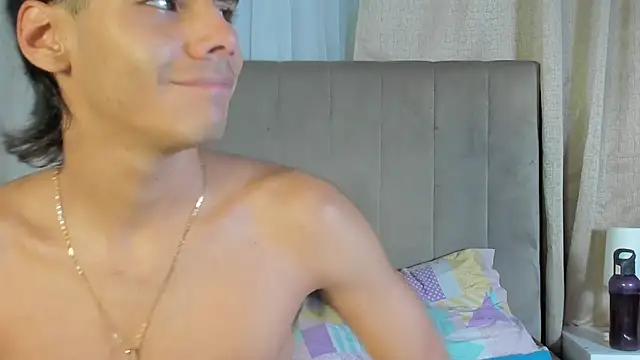 Snapshot of Kendra_and_liam chatting on October 19, 11:44 am Kendra and liam online show from October 19, 11:44 am