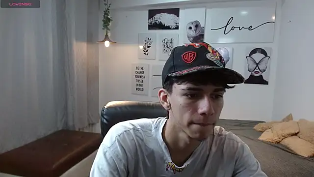 Snapshot of AmethystShadow17 chatting on November 18, 4:44 pm AmethystShadow17 online show from November 18, 4:44 pm