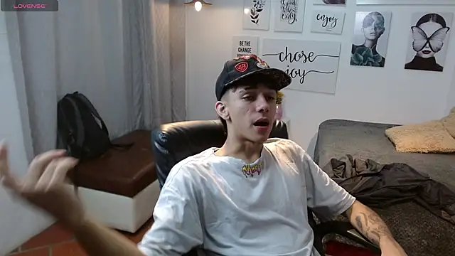 Snapshot of AmethystShadow17 chatting on November 22, 12:15 pm AmethystShadow17 online show from November 22, 12:15 pm