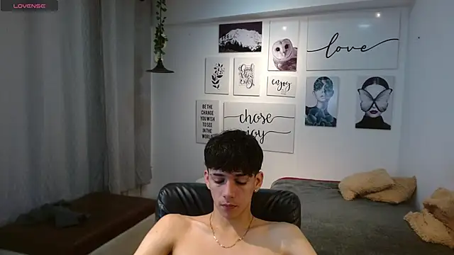 Snapshot of AmethystShadow17 chatting on November 30, 2:43 pm AmethystShadow17 online show from November 30, 2:43 pm