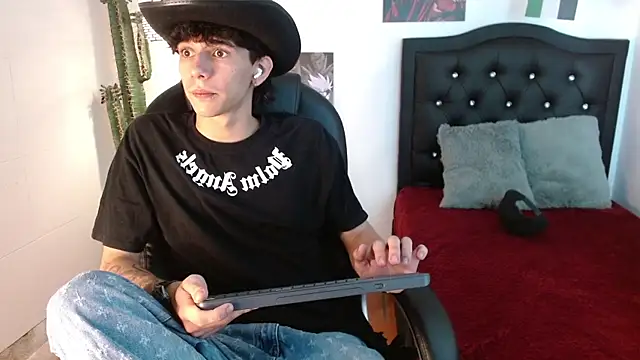 AmethystShadow17 online show from July 11, 4:26 am