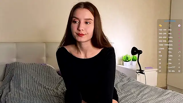 Snapshot of La_L_U_N_E chatting on December 15, 7:40 pm La L U N E online show from December 15, 7:40 pm