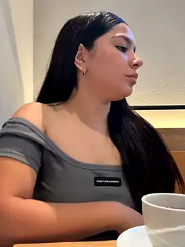 Snapshot of GODDESS_zyrene chatting on November 17, 10:26 pm GODDESS zyrene online show from November 17, 10:26 pm