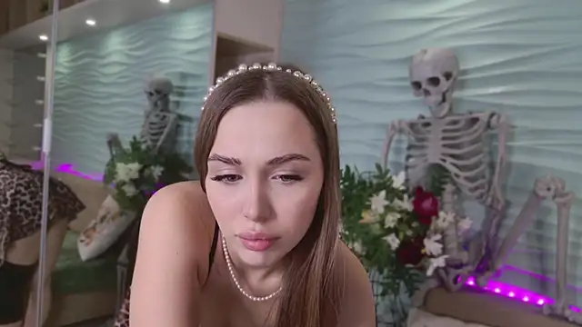 Snapshot of MiyaMeow- chatting on October 23, 8:57 am MiyaMeow- online show from October 23, 8:57 am