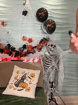 Snapshot of MiyaMeow- chatting on October 31, 8:59 am MiyaMeow- online show from October 31, 8:59 am