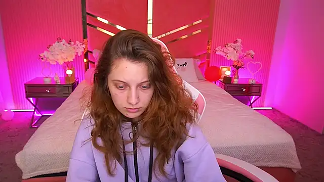 Snapshot of CuteeFoxy chatting on December 18, 2:23 pm CuteeFoxy online show from December 18, 2:23 pm