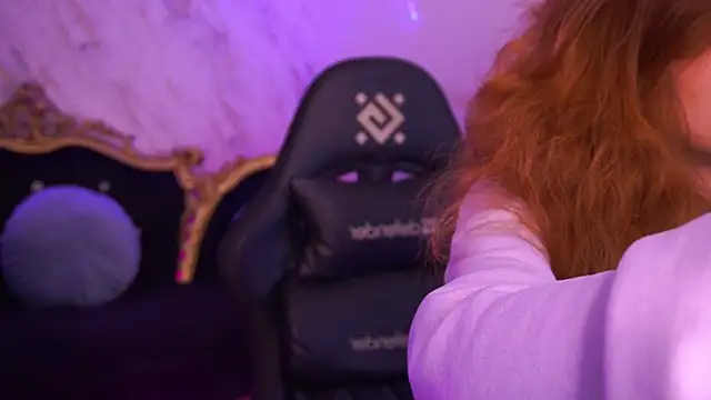 Snapshot of CuteeFoxy chatting on December 19, 2:24 pm CuteeFoxy online show from December 19, 2:24 pm