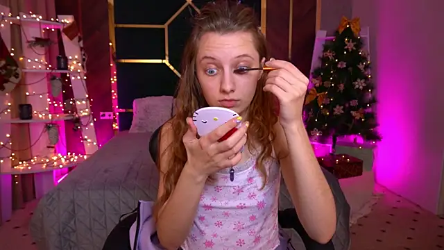 Snapshot of CuteeFoxy chatting on December 22, 2:36 pm CuteeFoxy online show from December 22, 2:36 pm