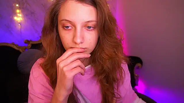 Snapshot of CuteeFoxy chatting on February 7, 2:43 pm CuteeFoxy online show from February 7, 2:43 pm