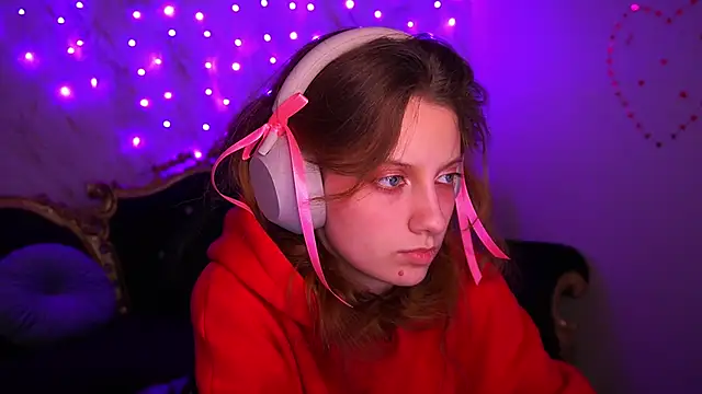 Snapshot of CuteeFoxy chatting on February 21, 2:18 pm CuteeFoxy online show from February 21, 2:18 pm