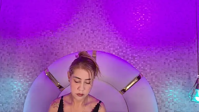 Snapshot of emmy_rose25 chatting on February 7, 11:47 am emmy rose25 online show from February 7, 11:47 am