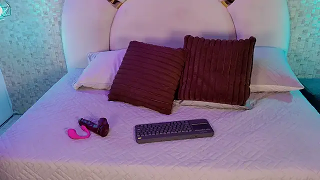 Snapshot of emmy_rose25 chatting on February 20, 11:43 am emmy rose25 online show from February 20, 11:43 am