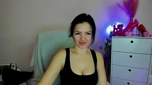 Snapshot of Mollybloom40 chatting on April 3, 8:34 am Mollybloom40 online show from April 3, 8:34 am