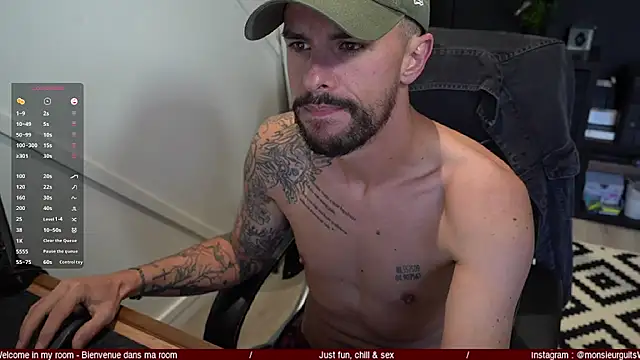 Snapshot of monsieurguitsxxx chatting on October 24, 8:00 am monsieurguitsxxx online show from October 24, 8:00 am