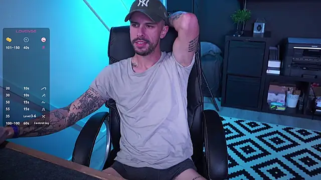 Snapshot of monsieurguitsxxx chatting on November 10, 12:37 pm monsieurguitsxxx online show from November 10, 12:37 pm