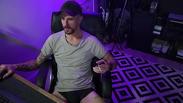 Snapshot of monsieurguitsxxx chatting on November 20, 1:11 pm monsieurguitsxxx online show from November 20, 1:11 pm