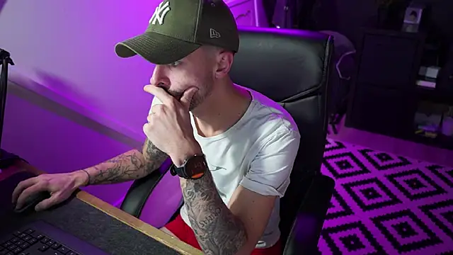 Snapshot of monsieurguitsxxx chatting on December 3, 2:26 pm monsieurguitsxxx online show from December 3, 2:26 pm