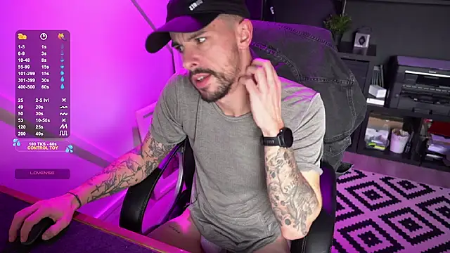 Snapshot of monsieurguitsxxx chatting on December 16, 1:27 pm monsieurguitsxxx online show from December 16, 1:27 pm