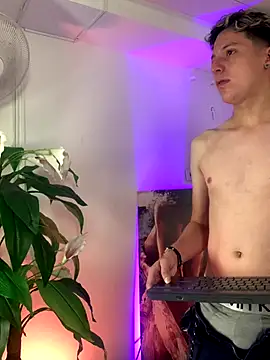 Snapshot of SsexCouplee chatting on November 11, 11:43 am SsexCouplee online show from November 11, 11:43 am